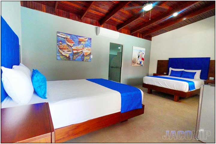 bedroom with 2 queen size beds