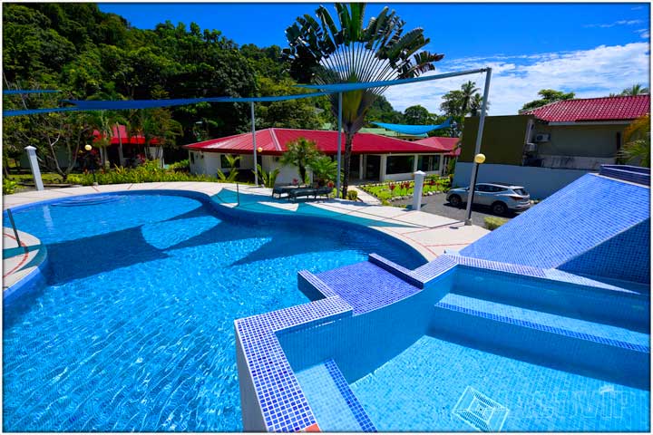 Large jacuzzi and peanut shaped swimming pool