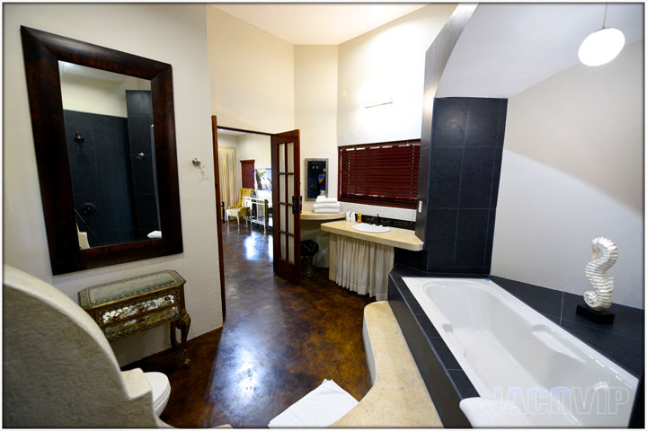 Shower and bathtub in Casa ponte Beach