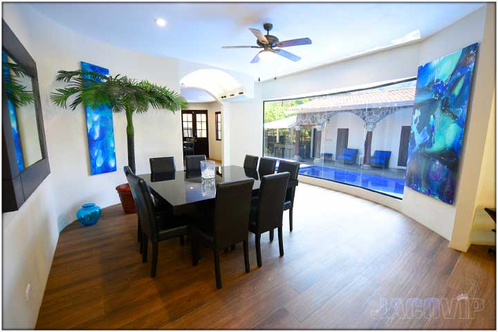 Dining table with view of the swimming pool