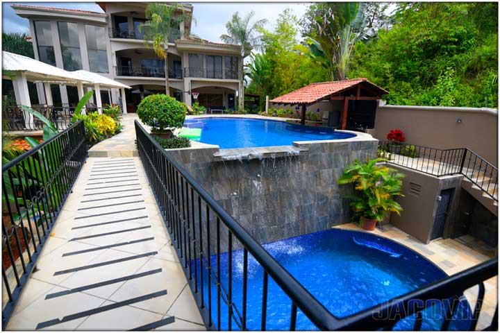 bridge over pool at Casa Ponte