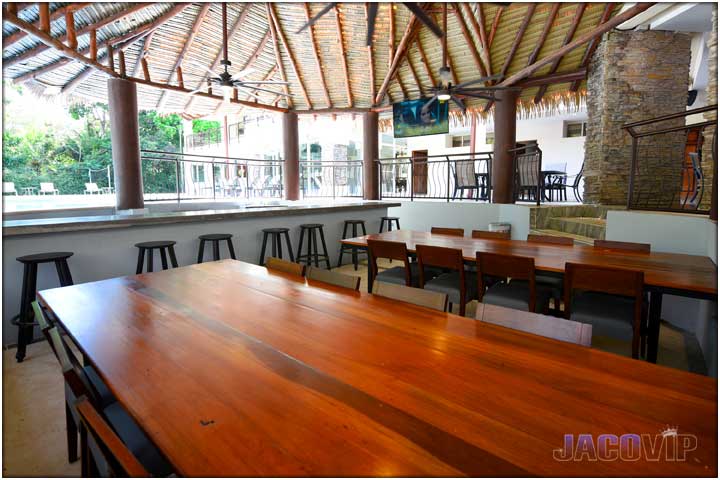 View in rancho of tables, bar and tv