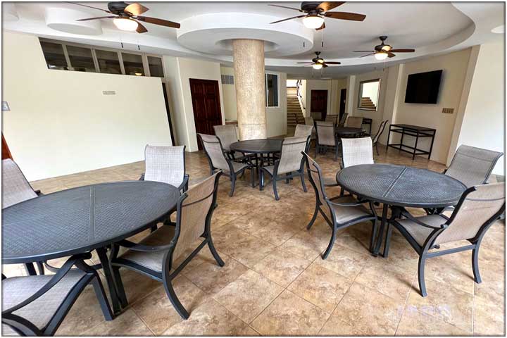 Eating area next to kitchen