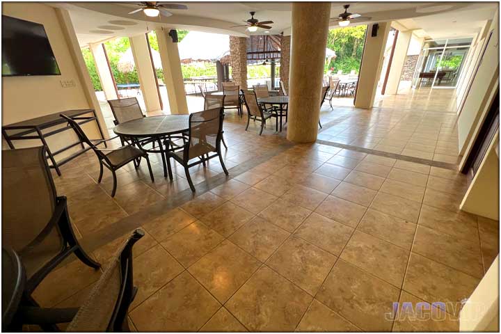 Large passage way from kitchen to living room