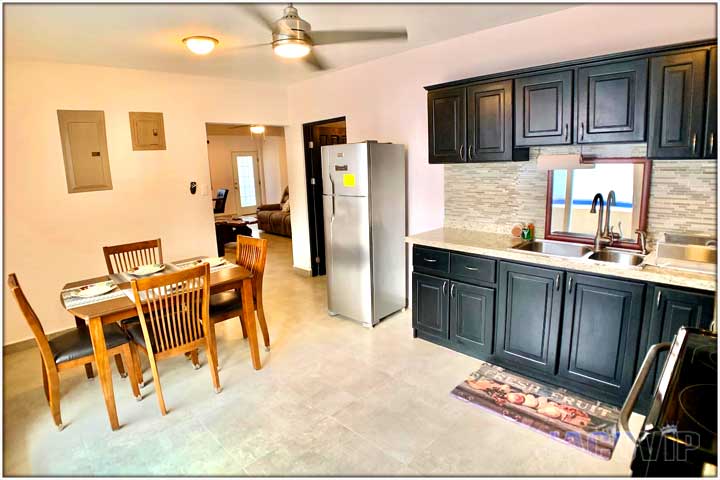 Fully equipped kitchen and 4 seat breakfast table