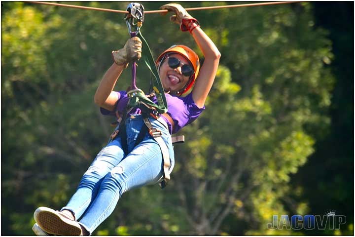 Cocnierge on zipline in costa rica