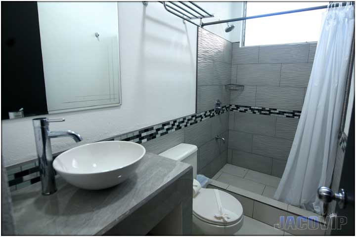 Modern en suite bathroom